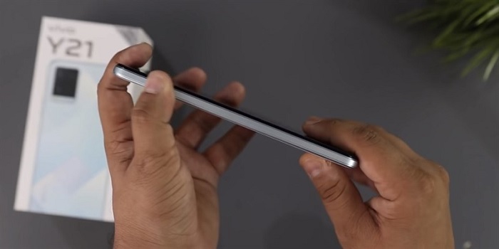 Cạnh trái không có phím vật lý hay điểm khuyết nào