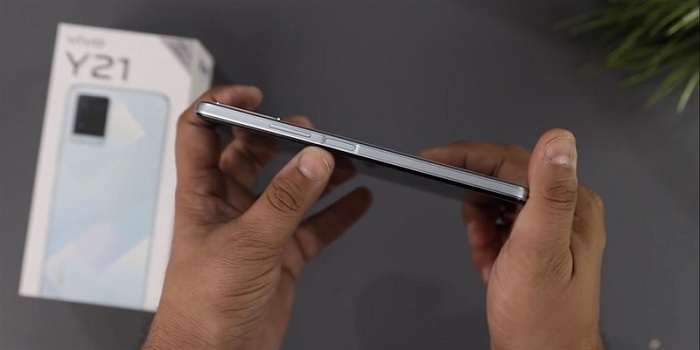 Cạnh phải được bố trí nút tăng giảm âm lượng và nút nguồn kèm cảm biến vân tay