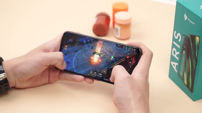 Vsmart Aris chơi game mượt không kém bản Pro
