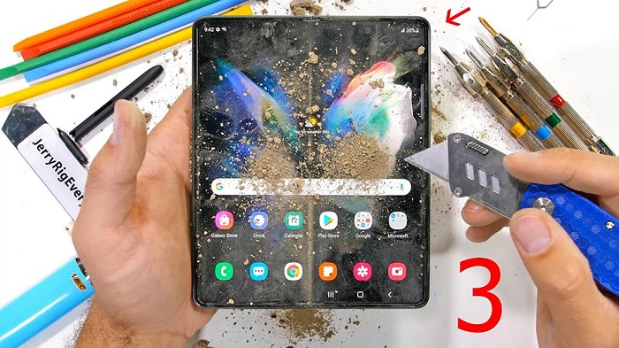 Galaxy Z Fold3 5G được đem ra kiểm tra với đất cát và dao nhọn