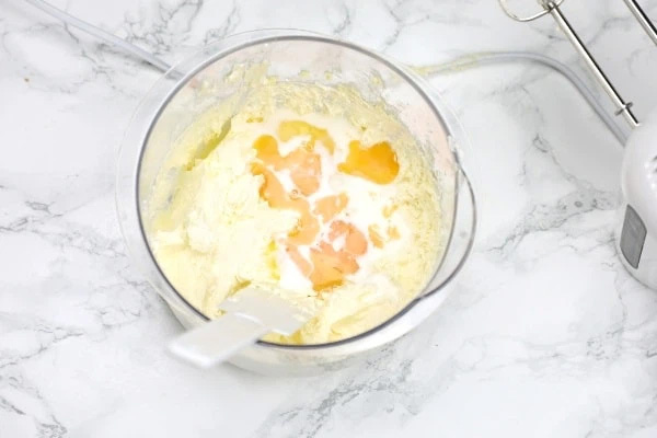 Đánh hỗn hợp lòng đỏ trứng gà và trộn bột