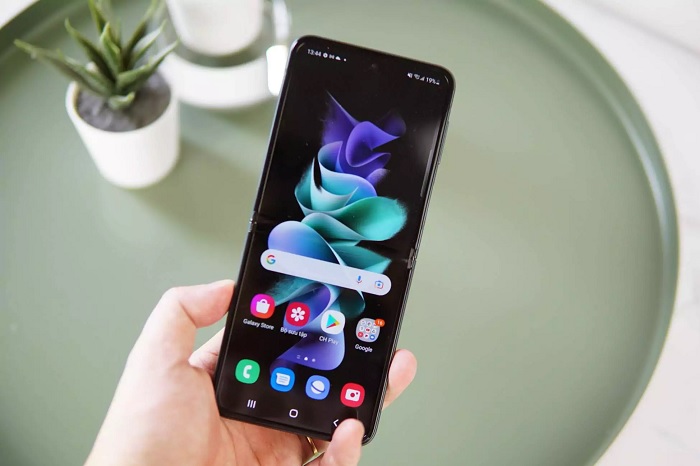 Màn hình chính của máy rộng 6.7 inch, sử dụng tấm nền Dynamic AMOLED 2x và có tần số quét 120Hz