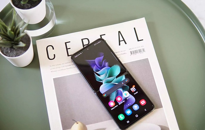 Mặt trước đi kèm camera selfie được đặt trong lỗ đục nhỏ với độ phân giải 10MP