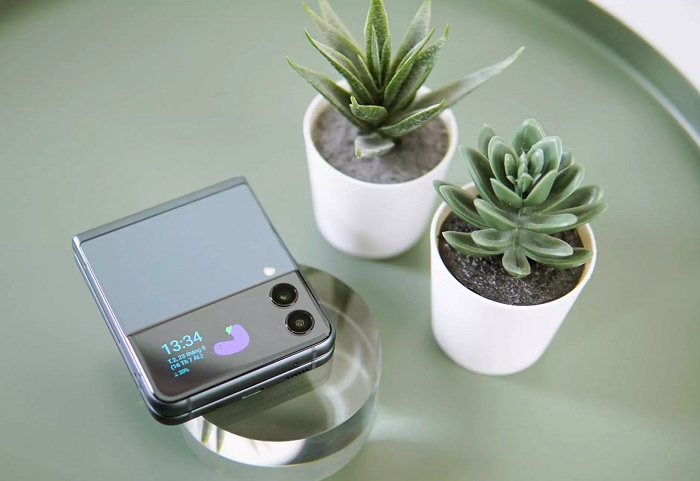 Màn hình phụ bên ngoài của Galaxy Z Flip3 5G có kích thước 1.9 inch lớn gấp 4 lần so với thế hệ trước