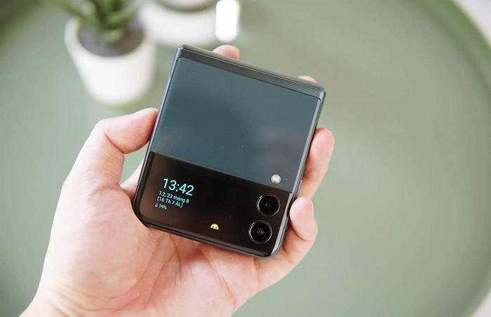 Màn hình phụ giúp xem giờ dễ dàng hơn