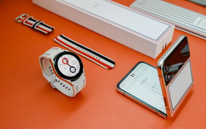 Galaxy Watch4 bên cạnh Galaxy Z Flip3 5G được thiết kế tone sur tone. Phiên bản đồng hồ này có kích thước 40mm rất phù hợp cho chị em phụ nữ