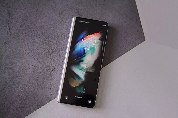 Galaxy Z Fold 3 5G hoàn toàn có thể sử dụng như bình thường kể cả khi gập lại nhờ màn hình phụ của máy