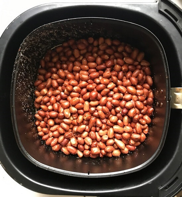 Từ từ cho lạc vào nồi