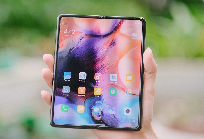 Mi MIX Fold sở hữu viên pin lớn hơn mang lại thời lượng pin lâu hơn so với Galaxy Z Fold3 5G