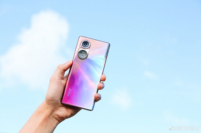 Xét về tính thẩm mỹ, Honor 50 Pro có phần nổi trội hơn so với OnePlus 9