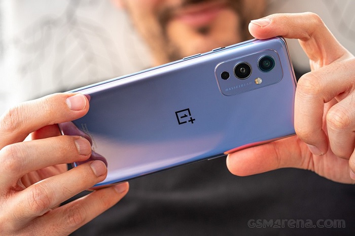 OnePlus 9 được trang bị viên pin lớn hơn nên cung cấp thời lượng pin lâu hơn Honor 50 Pro