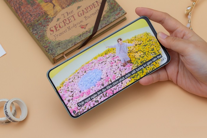 Màn hình Reo6 5G có phần rộng hơn Reno6 Z 5G