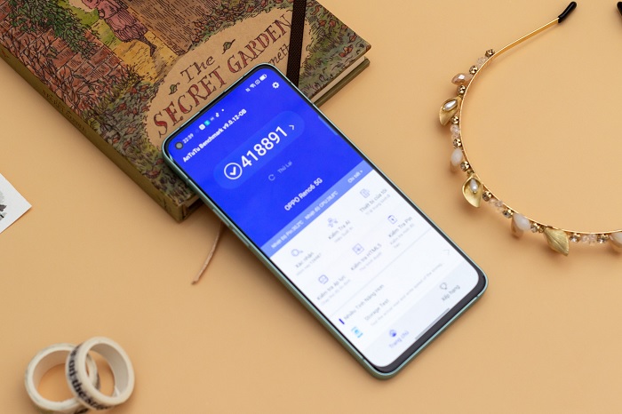 Reno6 5G thuộc phân khúc cận cao cấp nên hiệu năng máy cao hơn Reno6 Z 5G