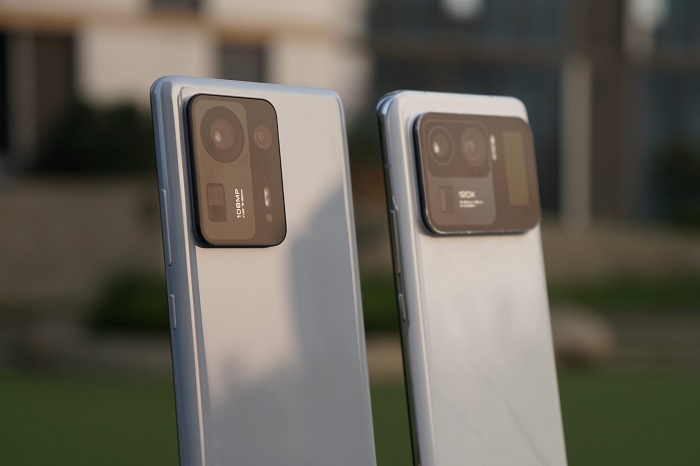 Mặt lưng của Mi MIX 4 được làm bằng gốm, còn Mi 11 Ultra sở hữu cả phiên bản mặt lưng kính và gốm