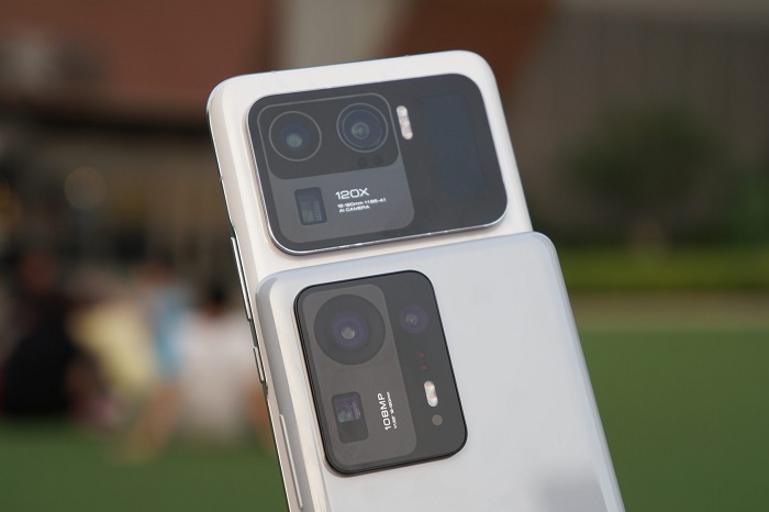 Thiết kế Mi 11 Ultra có phần độc đáo hơn với 2 màn hình phụ, còn Mi MIX 4 có thiết kế phổ thông