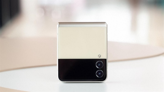Mặt ngoài của Galaxy Z Flip3