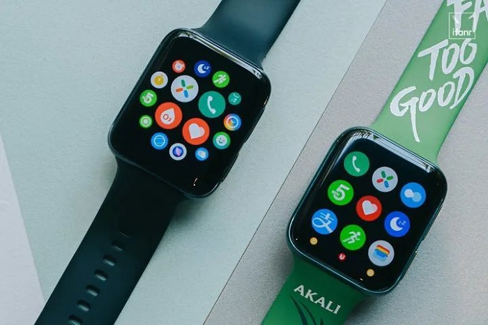 OPPO Watch 2 bên trái và OPPO Watch bên phải