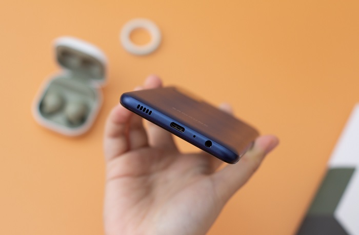 Cạnh đáy được bố trí: jack tai nghe 3.5mm, micro, cổng sạc USB-C và loa ngoài