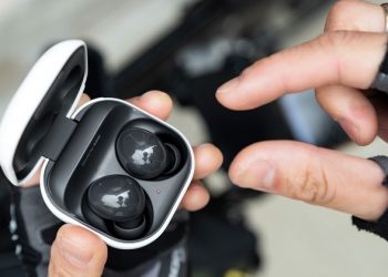 Trên tay Galaxy Buds2