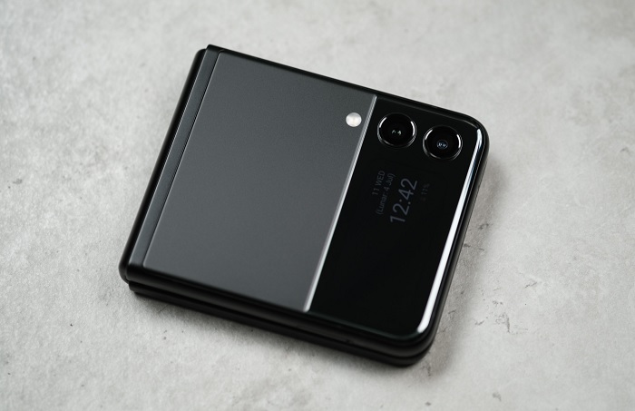 Galaxy Z Flip3 5G khi được gập lại