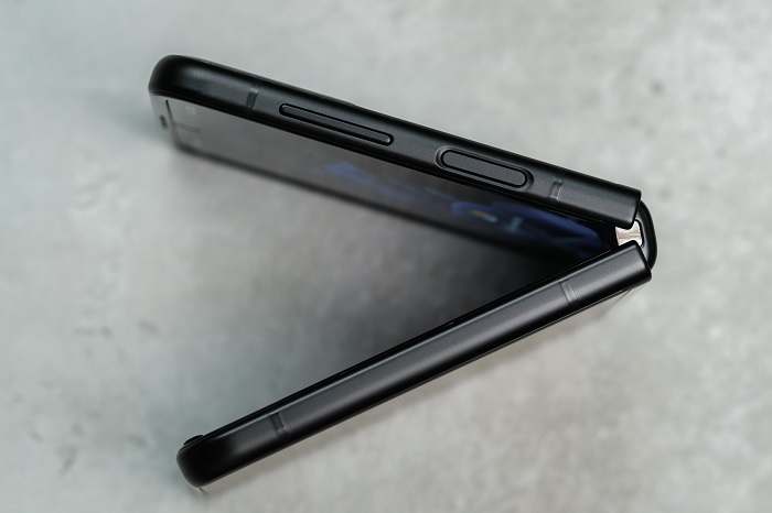 Bản lề Galaxy Z Flip3 5G rất chắc chắn