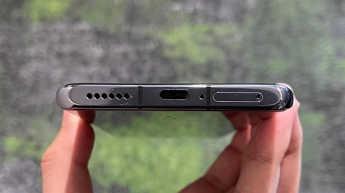 Cạnh dưới là dải loa ngoài, mic thoại, cổng USB-C và khe cắm SIM, cùng 2 dải anten