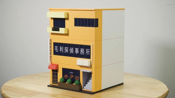 Hộp đựng máy gây chú ý bởi nó như một mô hình thu nhỏ của tòa nhà Văn phòng Thám tử Mouri