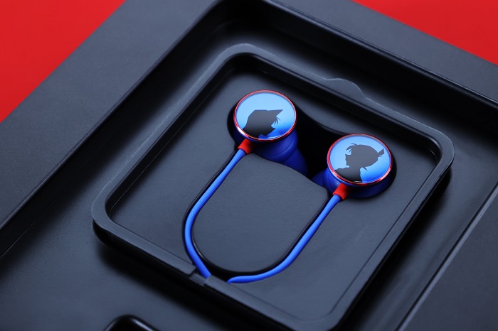 Bộ tai nghe còn được in hình Shinichi Kudo và Mouri Ran ở cả 2 mặt