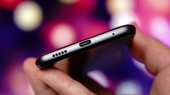 Cạnh đáy gồm: loa ngoài, cổng sạc và mic thoại