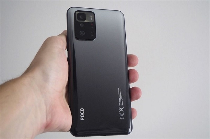 POCO X3 GT nhỏ gọn trong lòng bàn tay với mặt lưng giả kính