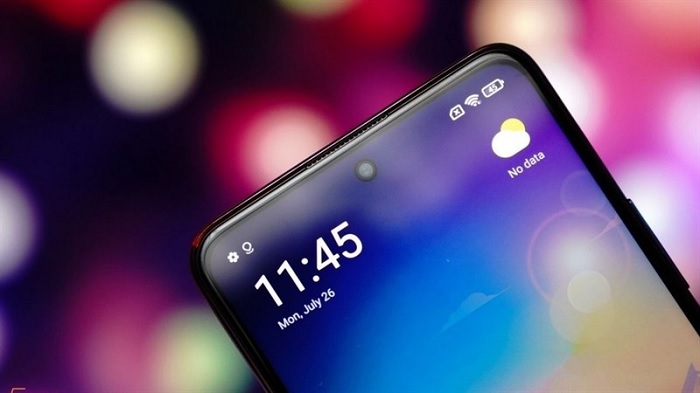 Camera selfie được đặt trong lỗ đục nhỏ