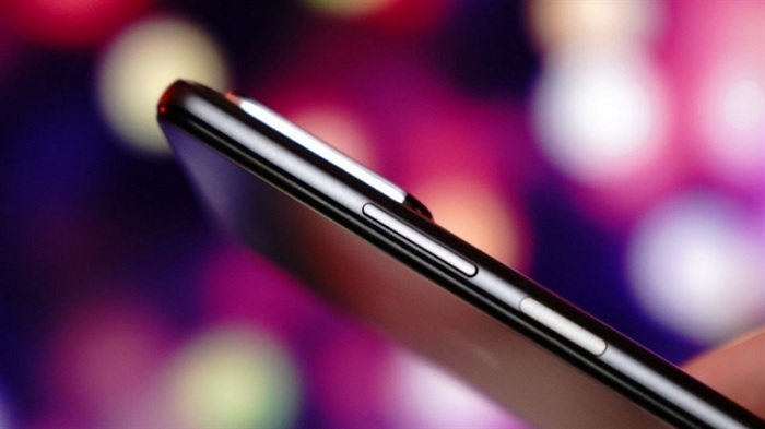 Cạnh phải được bố trí nút nguồn kiêm cảm biến vân tay và nút tăng giảm âm lượng