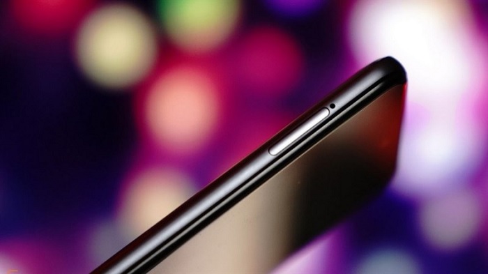 Cạnh trái bố trí khay cắm sim và không có thẻ nhớ