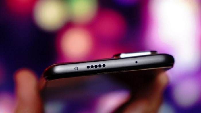 Đỉnh máy được bố trí: cổng hồng ngoại, loa ngoài và micro phụ