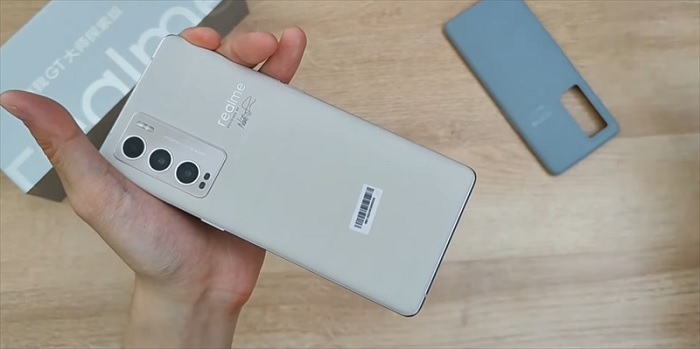 RAM khủng giúp hoạt động đa nhiệm cực tốt, ROM lớn cho không gian lưu trữ rộng rãi