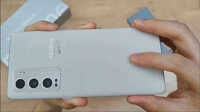 Mặt lưng của GT Master Explorer Edition khá giống với thiết kế 1 số thiết bị thuộc dòng Reno6