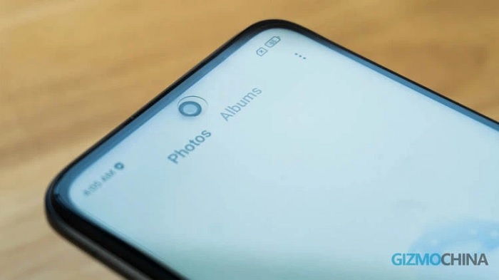 Camera selfie được đặt trong lỗ đục nhỏ