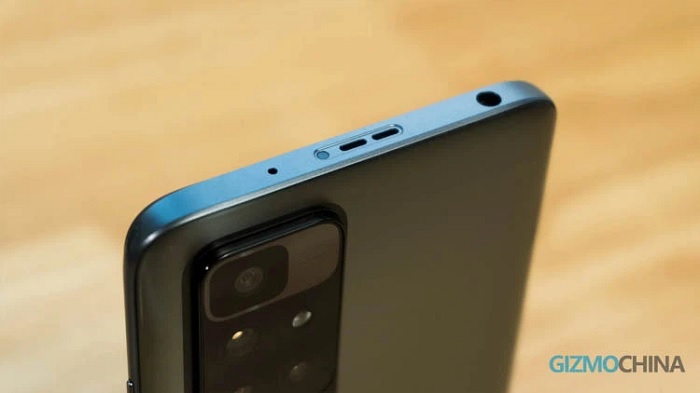 Đỉnh máy được bố trí jack cắm tai nghe 3.5mm, loa ngoài và micro