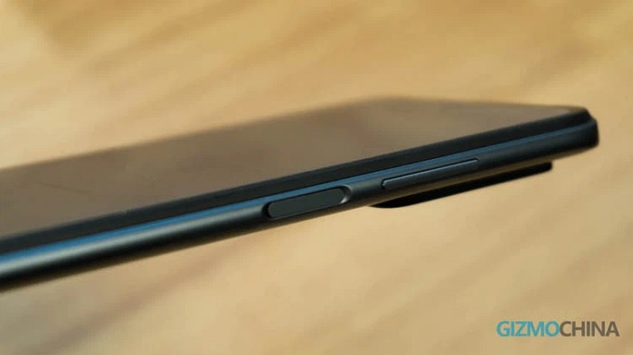 Cạnh phải gồm: nút nguồn kiêm cảm biến vân tay và phím tăng giảm âm lượng