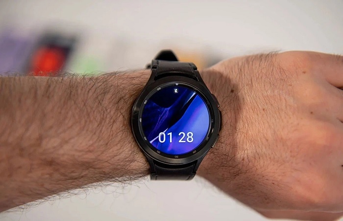 Galaxy Watch4 Classic đi kèm viên pin 247mAh với bản 42mm và 361 mAh với bản 46mm cho thời gian sử dụng lên đến 40 giờ sau mỗi lần sạc