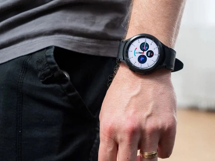 Galaxy Watch4 Classic đeo trên tay rất sang trọng và đẳng cấp