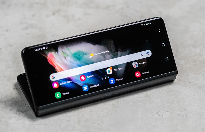 trên tay Galaxy Z Fold3 5G sẽ có cảm giác rất đặc biệt khi gập mở máy