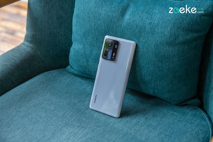 Mặt lưng được làm từ chất liệu gốm cao cấp