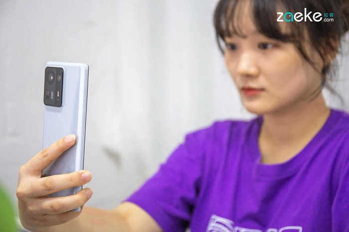 Xiaomi Mi MIX 4 được trang bị 3 camera sau gồm: chính 108MP, siêu rộng 13MP và tele 8MP chụp zoom quang 5X. Camera selfie 20MP