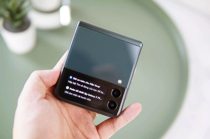 Màn hình phụ lớn hơn nhiều tiện ích hơn