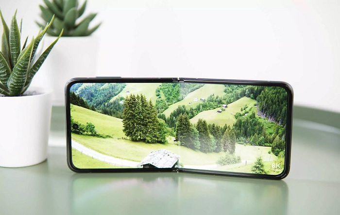 Galaxy Z Flip3 5G sử dụng chất liệu Armor Aluminium giúp tăng số lần gập máy