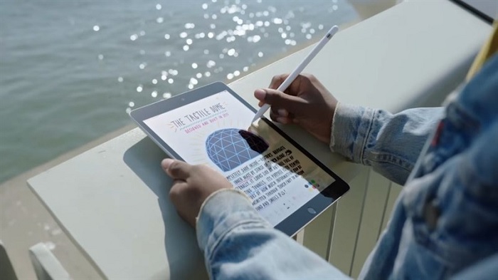 Thời lượng sử dụng pin lên đến cả ngày và được hỗ trợ củ sạc 20W, giúp tiết kiệm thời gian sạc đáng kể