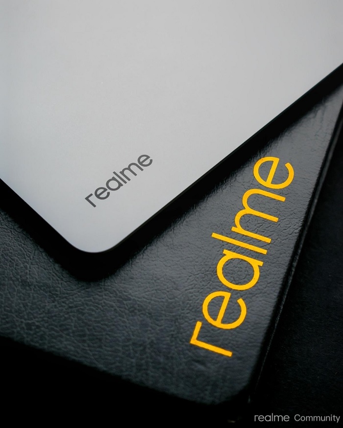 Logo realme được đặt trên góc phải của máy