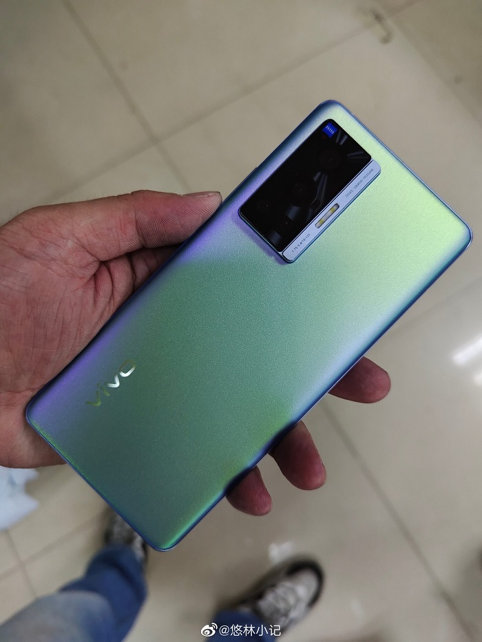 Ảnh trên tay Vivo X70 Pro mặt lưng