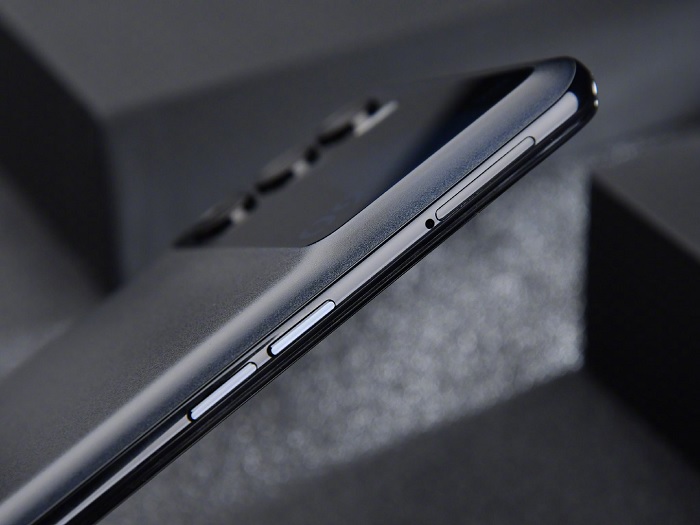 Cạnh phải của máy được bố trí khay cắm sim, phím tăng giảm âm lượng